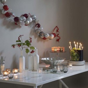 simple-christmas-decorating-ideas-for-home-Modern-bauble-garland …