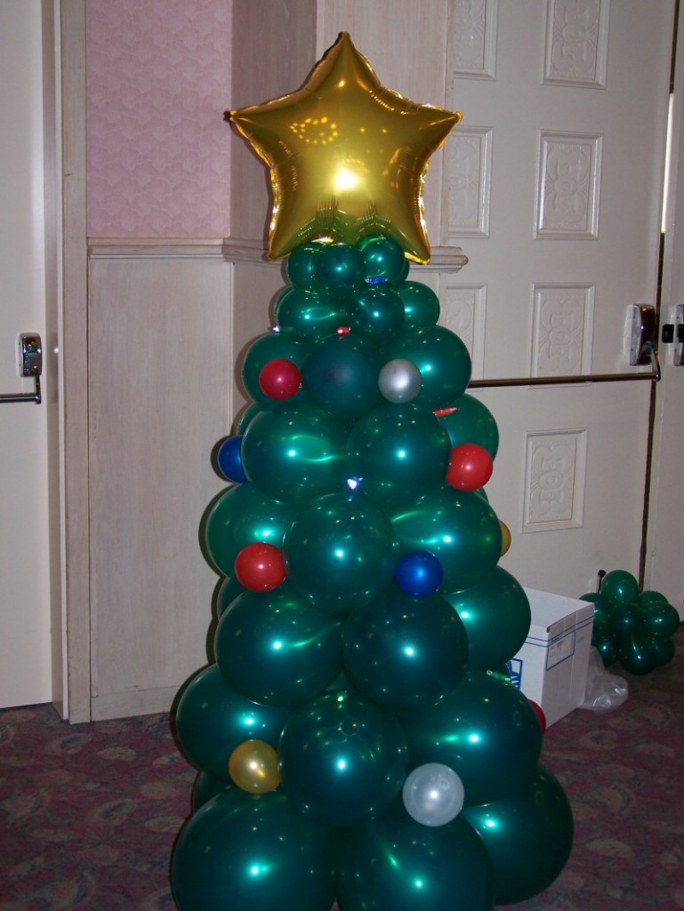 5 1/2 ft. Balloon Christmas tree | PinChristmas.com