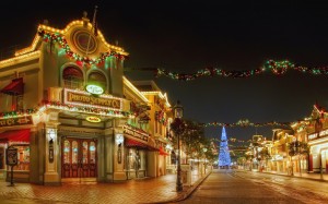 Disneyland Main Street At Christmas Time! –